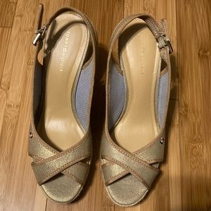 Tommy Hilfiger “Papuan” Women’s Espadrille Gold Canvas Wedge Open Toe Shoes 9.5M